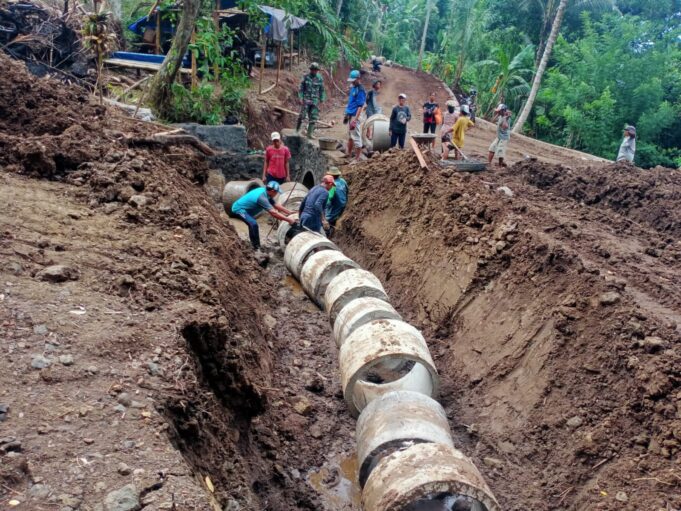 Satgas TMMD Ke-119 Kodim Karangasem Garap Leneng Dan Gorong-Gorong Bersama Warga