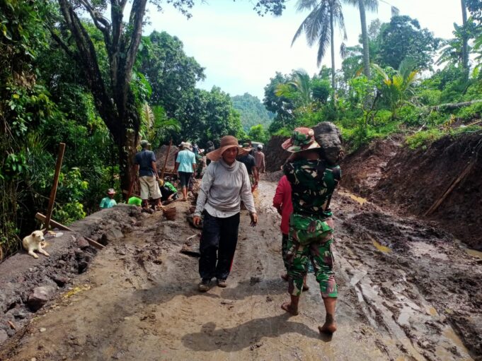 Semangat Kerja Personel TMMD dan Warga Masih Terjaga di Lokasi Kerja Walaupun Cuaca Kurang Bersahabat