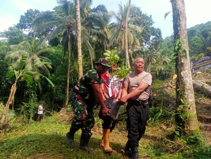 TNI Manunggal Membangun Desa Ke-119 Tanam 150 Pohon Alpukat di Desa Selumbung