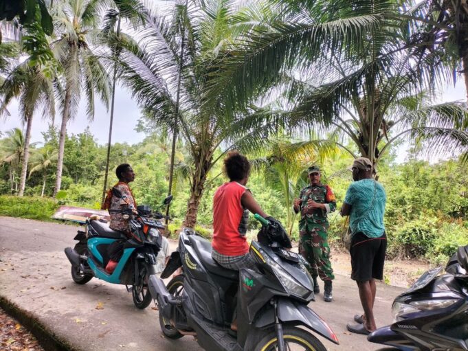 Jalin Keakraban Dengan Warga Binaan, Babinsa Koramil 1710-07/Mapurujaya Lakukan Komsos Secara Intensif