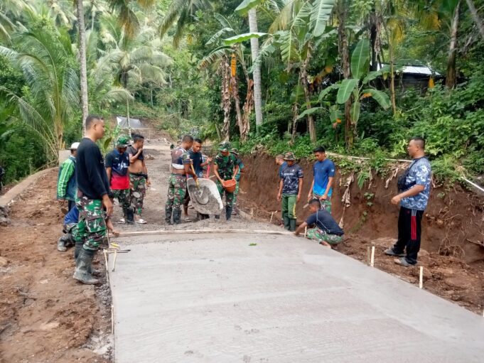 Tiap Hari Satgas TMMD Dibantu Warga Bergelut Dengan Material Dan Suara Mesin Molen Agar Program TMMD Selesai Tepat Waktu