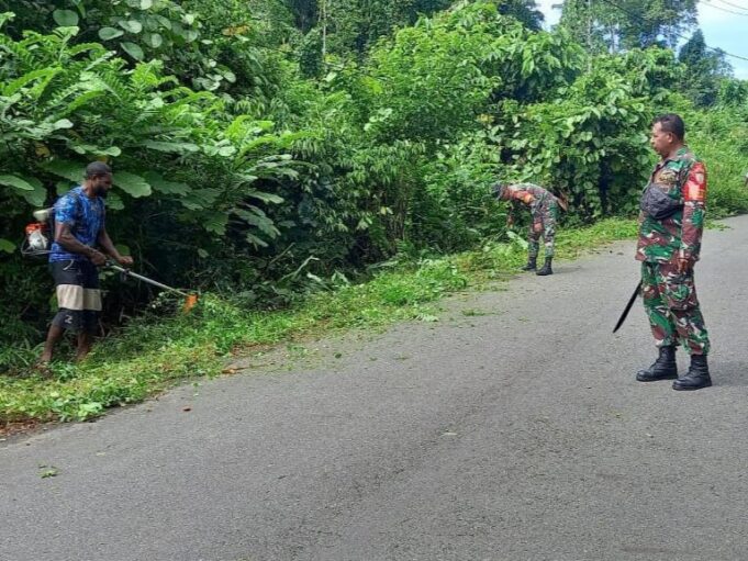 Babinsa Koramil Mapurujaya Bersama Warga Gotong Royong Bersihkan Rumput Kanan Kiri Jalan