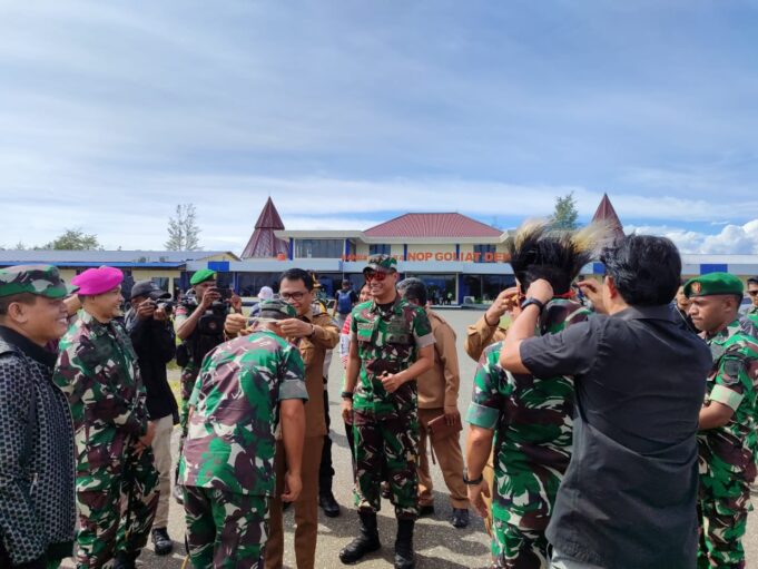 Kasdam XVII/Cenderawasih dan Danrem 172/PWY Diterima Dandim 1715/Yahukimo dan Forkopimda di Bandara Nop Goliat Dekai untuk Penutupan TMMD ke-119