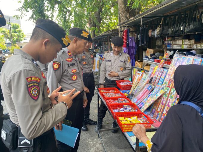 Gelar Razia, Polres Sumbawa Sita Ratusan Petasan Dari Pedagang