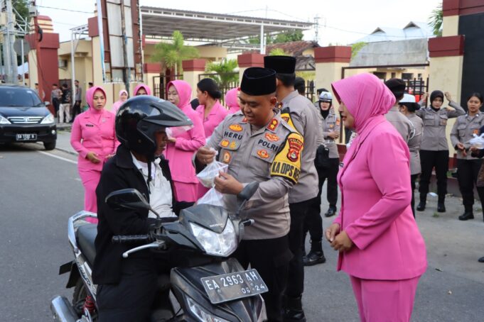Kapolres Sumbawa Bersama Ketua Bhayangkari Bagi Takjil Pada Pengguna Jalan
