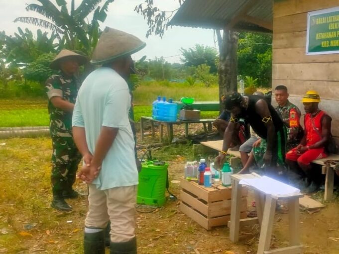 Serka Kame Kula Memberikan Pelatihan Tata Cara Penggunaan Alsintan dan Pestisida Kepada Warga