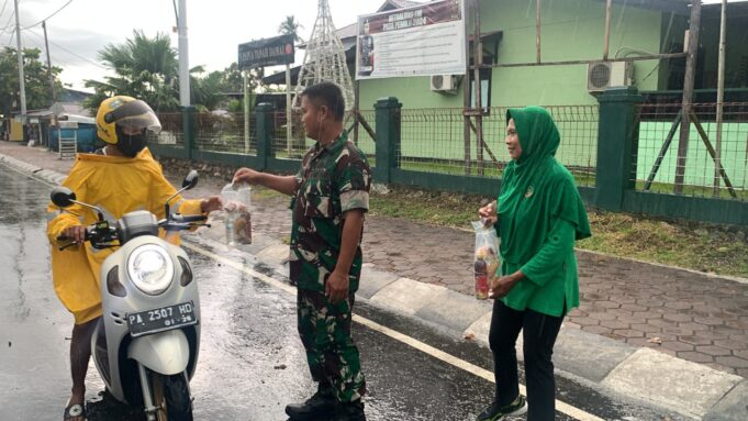 Kodim 1710/Mimika Bagikan Takjil Menjelang Maghrib Di Kuala Kencana
