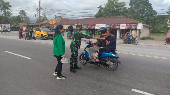 Isi Bulan Suci Ramadhan Dengan Kegiatan Ibadah, Koramil 1710-03/KK Bagikan Takjil Gratis Kepada Masyarakat