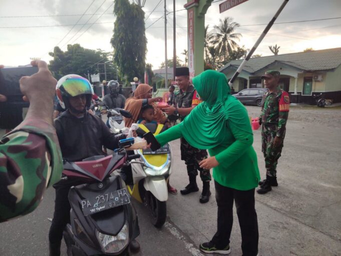Melalui Koramil Jajaran, Kodim 1710/Mimika Terus Bagikan Takjil Gratis Kepada Masyarakat