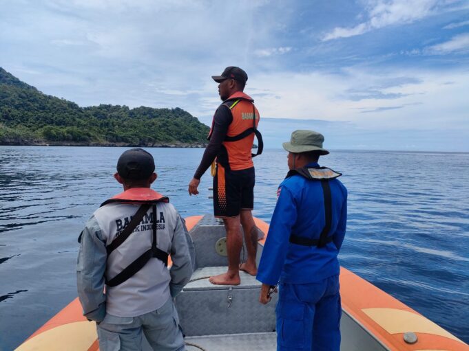 Bakamla RI Bersama Tim SAR Gabungan Cari ABK Kapal Terjatuh di Kei Besar