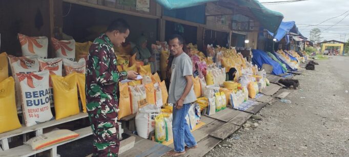 Babinsa Koramil 1710-02/Timika Laksanakan Komsos Dengan Para Pedagang Sembari Cek Harga Bahan Pokok Jelang Hari Raya Idul Fitri