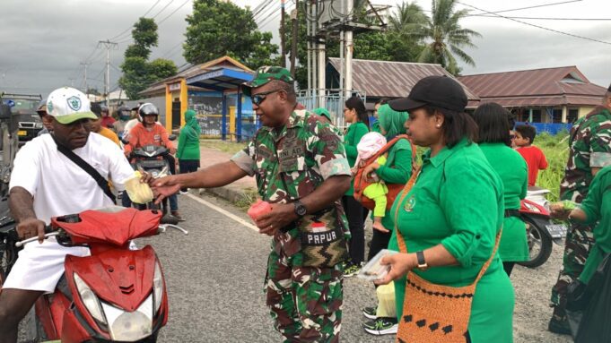 Koramil 1710-06/Agimuga Bagikan Takjil Buka Puasa Kepada Pengguna Jalan