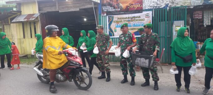 Di Penghujung Bulan Suci Ramadhan Tidak Menyurutkan Semangat Koramil 01/Kokonao Berbagi Takjil Kepada Masyarakat