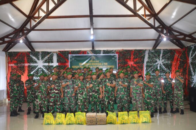 Wujud Perhatian Kepada Anggota Jelang Hari Raya Idul Fitri, Dandim 1710/Mimika Bagi Bingkisan Dan THR