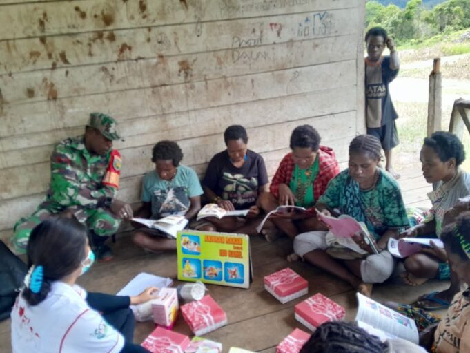 Babinsa Koramil 1710-05/Jila Bersama Satgas Yonif 116 Laksanakan Pendampingan Pelayanan Kesehatan Puskesmas Jila