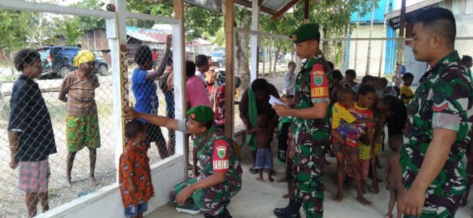 Dukung Program Penurunan Angka Stunting, Koramil 1710-07/Mapurujaya Terus Mengecek Serta Berikan Tambahan Makanan Secara Bertahap Kepada Anak Dan Balita