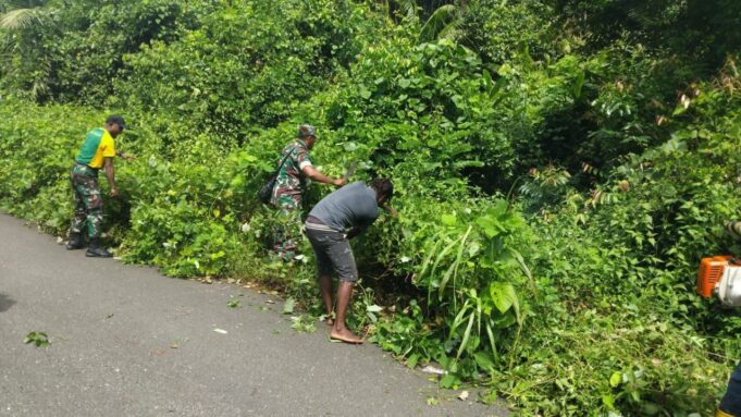 Peduli Lingkungan, Babinsa Mapurujaya Bersama Warga Gelar Kerja Bakti Bersihkan Jalan