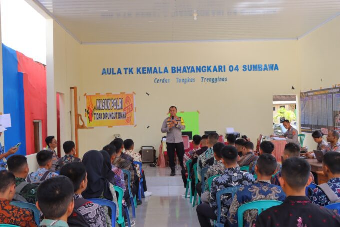 Kapolres Sumbawa Berikan Motivasi Kepada Peserta Seleksi Penerimaan Polri