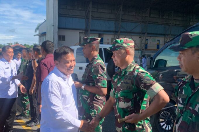 Dandim 1710/Mimika Sambut Kedatangan Wamenhan RI, Bapak Letjen TNI (Purn) M. Herindra, M.A., M.Sc.