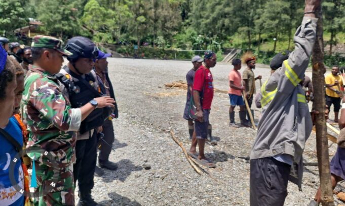 Danramil 1710-04/Tembagapura Beserta Pihak Kepolisian Hadiri Sekaligus Amankan Acara Adat Bakar Batu
