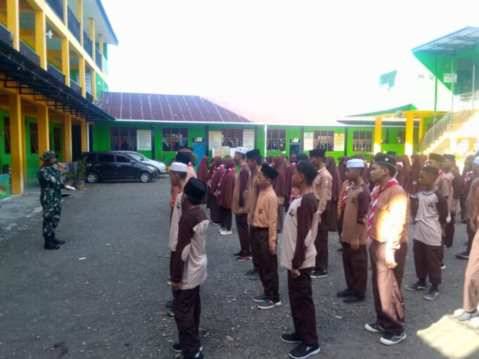 Babinsa Koramil 02/Timika Berikan Wasbang Dan Latihan PBB Di SMP Cordova