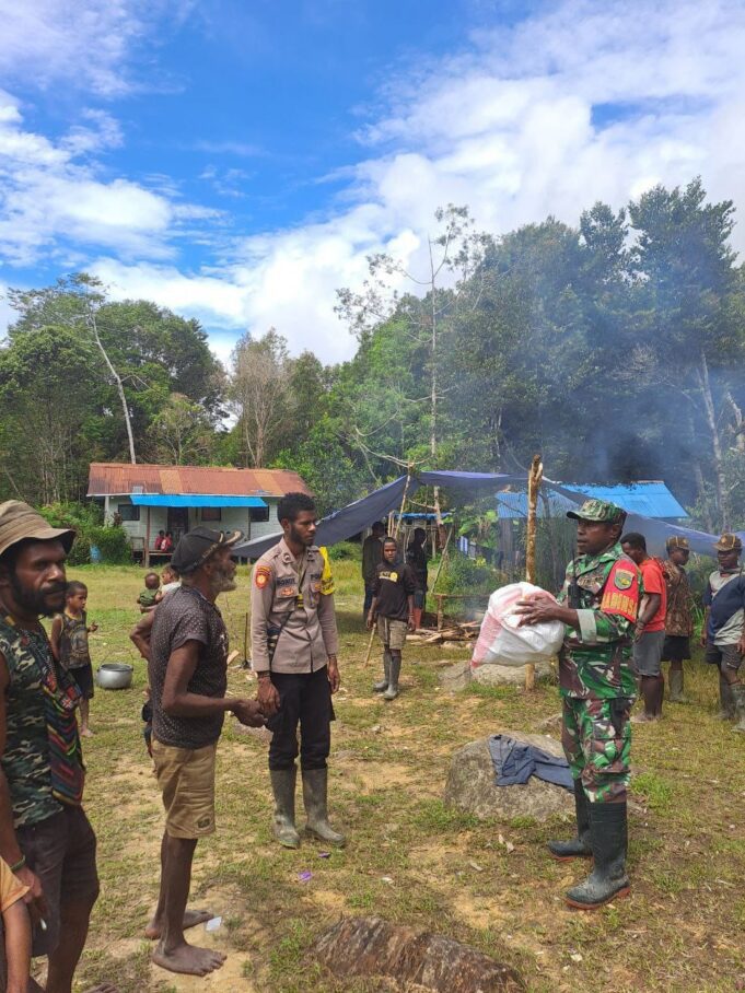 Jaga Hubungan Kekeluargaan, Babinsa Koramil 1710-05/Jila Melayat Warga Binaan Yang Meninggal Dunia