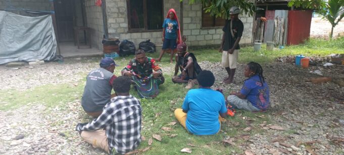 Terus Jaga Hubungan Baik, Babinsa Koramil 02/Timika Komsos Dengan Warga Binaan