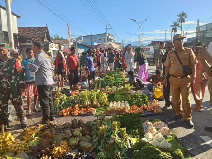 Babinsa Koramil 1710-02/Timika Bersama Bhabinkamtibmas, Satpol PP dan Disperindag Melaksanakan Penertiban Pasar