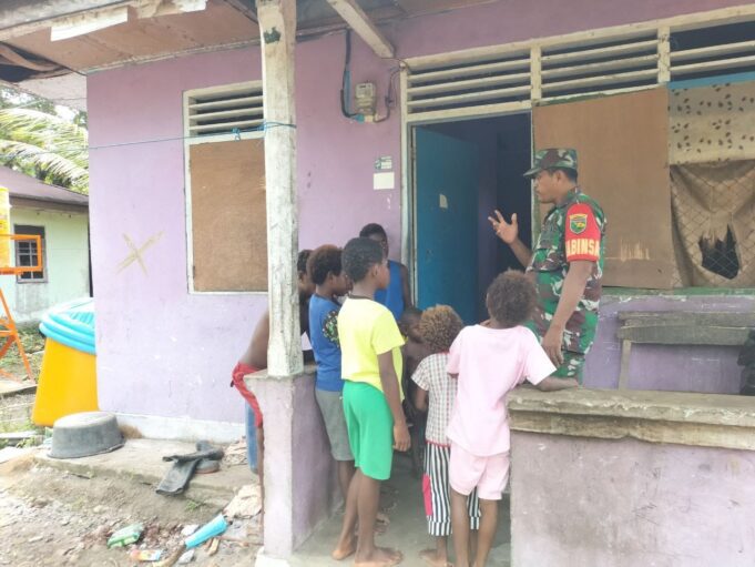 Babinsa Koramil 1710-07/Mapurujaya Berikan Himbauan Kepada Anak-Anak Agar Menjauhi Minuman Keras