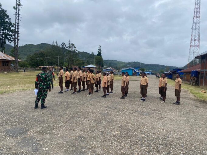 Koramil 1715-01 Oksibil Kodim 1715/Yahukimo Melaksanakan Kegiatan Pembinaan Pramuka di SMPN 1 Oksibil