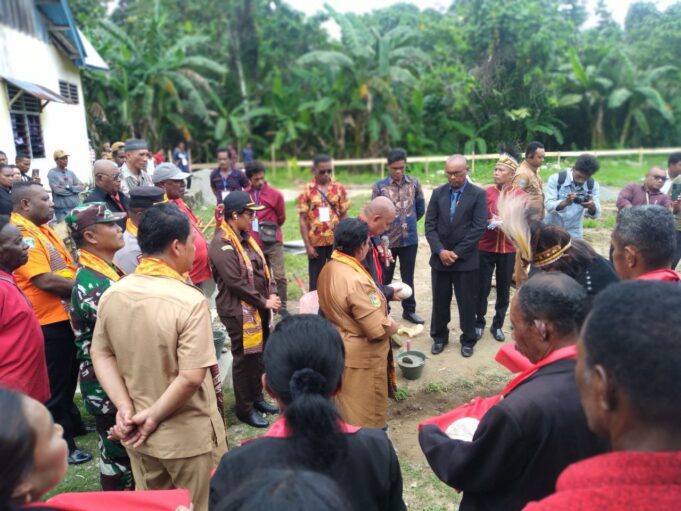Danramil 1710-07/Mapurujaya Hadiri Peletakan Batu Pertama Pembangunan Gereja GPI Imanuel Mapurujaya