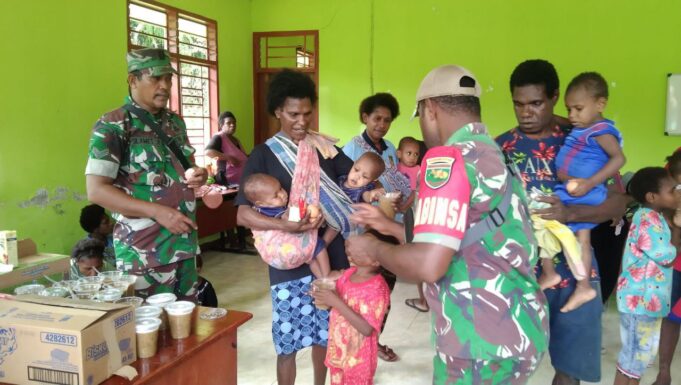 Wujudkan Balita Sehat, Babinsa Koramil 1710-07/Mapurujaya Bantu Nakes Pada Kegiatan Posyandu Di Wilayah Binaan