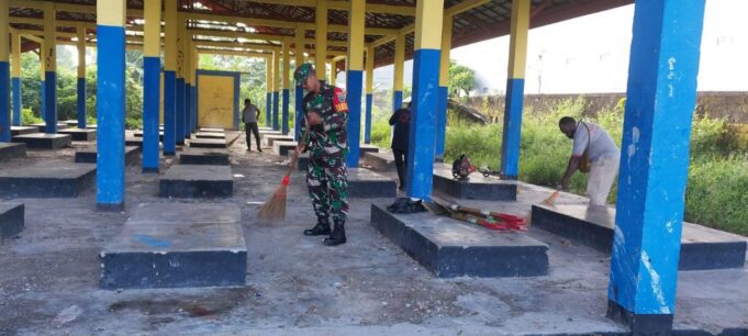 Babinsa Koramil 02/Timika Karya Bakti Pembersihan Pasar Bersama Masyarakat