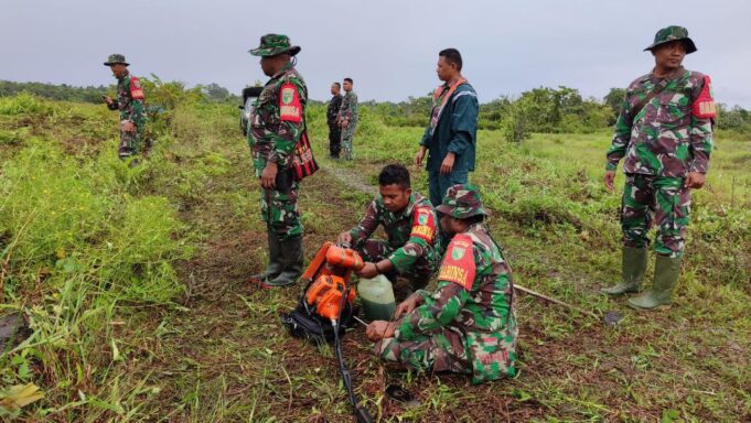Kodim 1710/Mimika Bersama Pemda Mimika Dan Kelompok Tani Binaan Buka Lahan Persawahan Guna Mensukseskan Program Pompanisasi