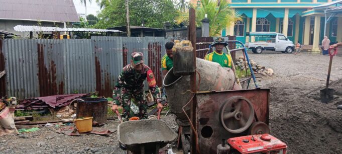Semangat Gotong Royong, Babinsa Koramil 1710-07/Mapurujaya Bersama Warga Kerja Bakti Bangun Sekolah Taman Kanak-Kanak