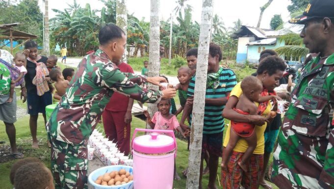 Babinsa Koramil 1710-07/Mapurujaya Berikan Makanan Tambahan Kepada Anak-Anak Di Wilayah Binaan Sekaligus Melaksanakan Komsos