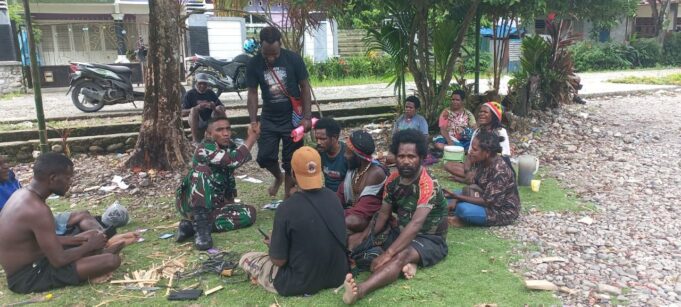 Babinsa Koramil 1710-02/Timika Laksanakan Komsos Di Wilayah Binaan Untuk Menjaga Keakraban Dengan Masyarakat