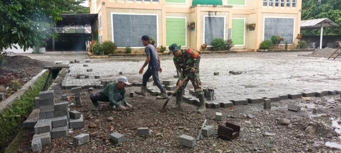 Perkokoh Kemanunggalan, Babinsa Koramil Kuala Kencana Bersama Warga Kerja Bakti Pasang Paving Block Di Halaman Masjid
