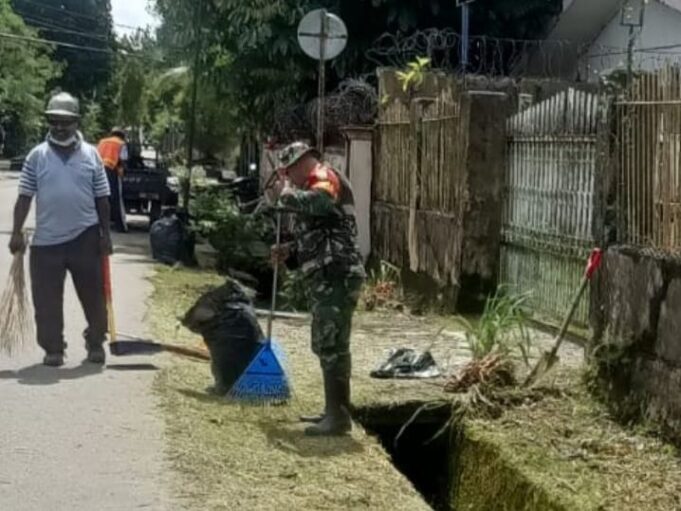 Babinsa Timika Gelar Karya Bakti Bersihkan Jalan