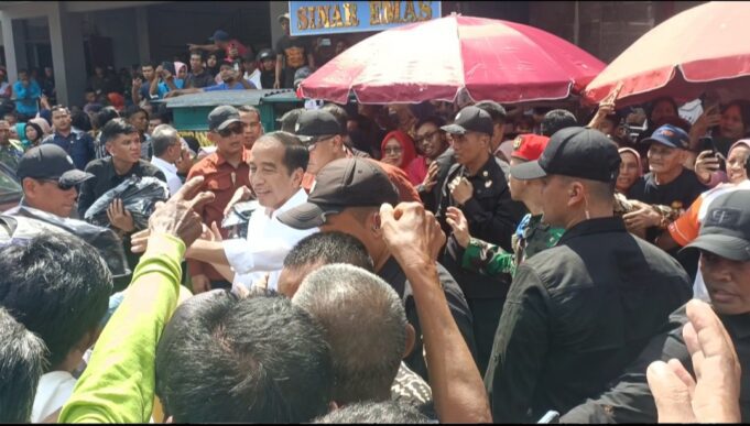 Cek Harga di Pasar Seketeng, Presiden Jokowi Disambut Ribuan Masyarakat Sumbawa