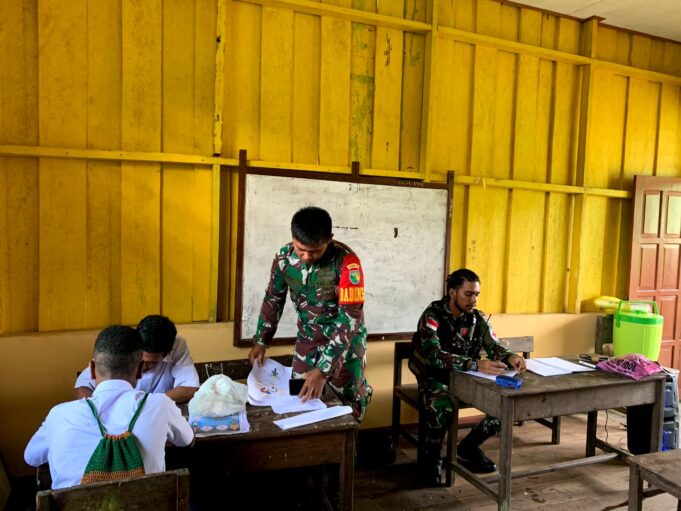 Peduli Pendidikan Anak, Babinsa Koramil 1710-06/Agimuga Bantu Mengajar di Sekolah