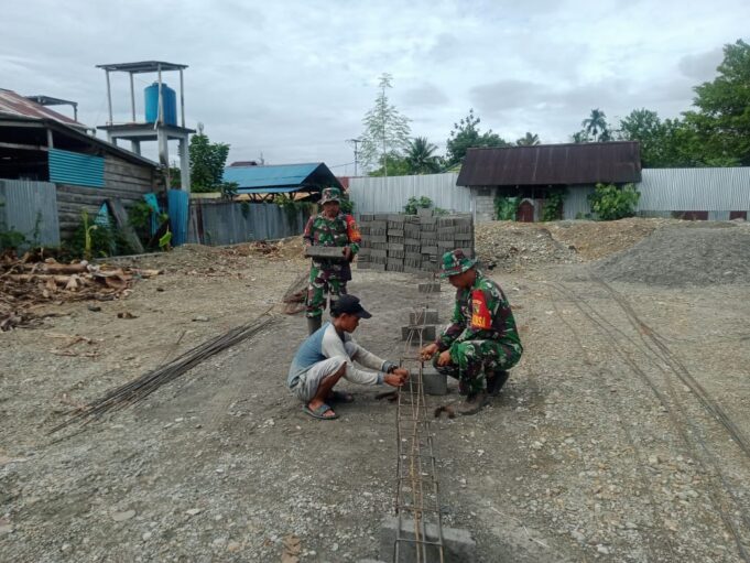 Babinsa Koramil 03/Kuala Kencana Komsos dan Karya Bakti di Pondok Pesantren