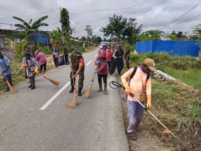 Babinsa Koramil 1710-02/Timika Bersama Masyarakat Setempat Bersihkan Jalan Untuk Menjaga Kebersihan Lingkungan