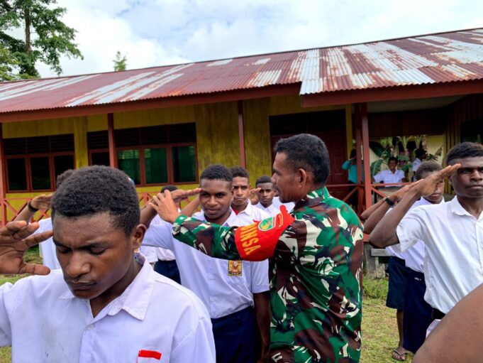 Babinsa Koramil 1710-06/Agimuga Latih PBB Pelajar SMPN Agimuga