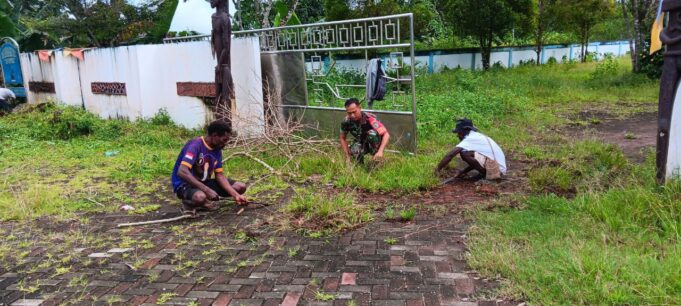 Agar Tampak Rapi Dan Indah, Sertu Tangkas Ajak Warga Kerja Bakti Bersihkan Taman Yang Berada Di Pinggir Jalan Poros