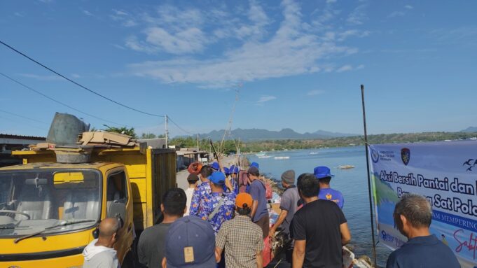 Peringati World Oceans Day, Satuan Polairud Polres Sumbawa Gelar Bersih Pantai di Jempol