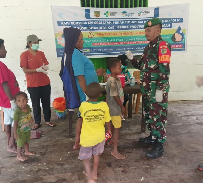 Peran Aktif Babinsa Koramil Agimuga Dampingi Pelayanan Pekan Imunisasi Nasional (PIN) Polio di Desa Binaan