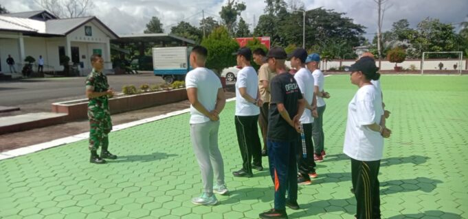 Personel Koramil 03/Kuala Kencana Latih PBB Pegawai Baru Kejaksaan Negeri Mimika