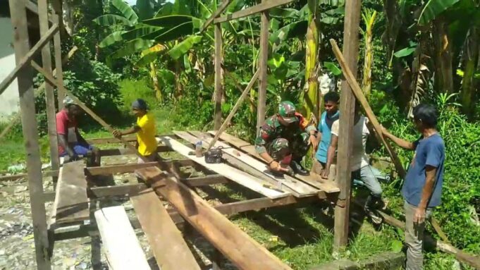 Babinsa Koramil 1710-07/Mapurujaya Gotong Royong Bantu Pembuatan Rumah Masyarakat Binaan