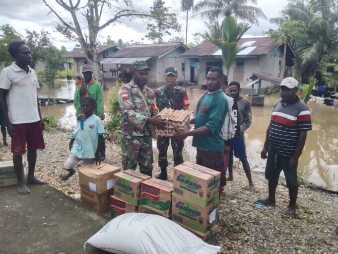 Peduli Dengan Warga Binaan, Koramil 1710-03/Kuala Kencana Beri Bantuan Sembako Kepada Warga Yang Terkena Musibah Banjir